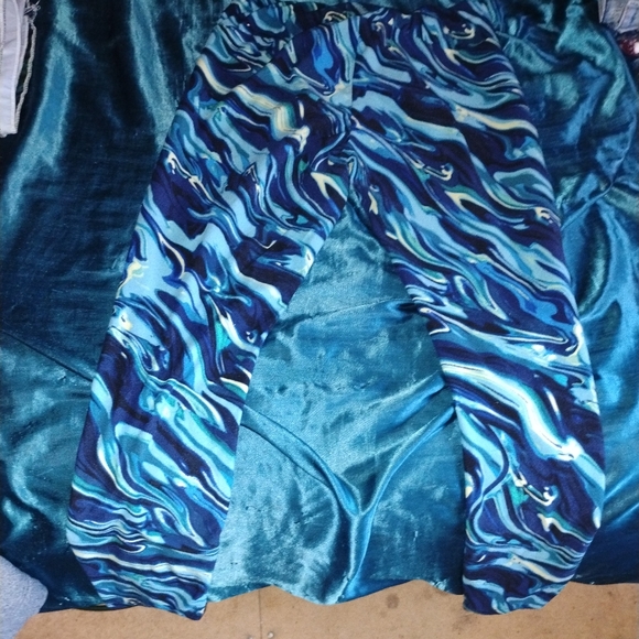 No Boundaries Ocean Wave Leggings - Picture 2 of 3